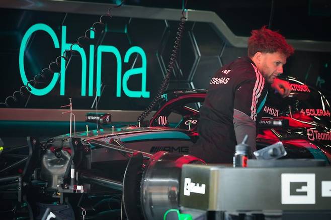 3월 12일 중국 그랑프리 시작 전 메르세데스 엔지니어가 생각에 잠겨 있다. 뉴시스