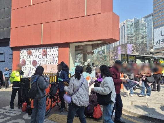 21일 서울 종로구 광화문 일대에서는 BTS 컴백 공연을 기념해 일부 신문사가 '호외'를 배포하는 이색적인 풍경도 펼쳐졌다. 사진=장유하 기자