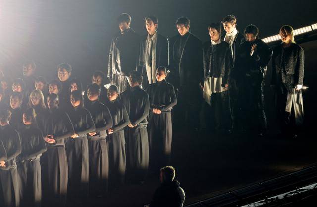 방탄소년단(BTS)이 21일 오후 컴백 공연 'BTS 컴백 라이브: 아리랑' 무대인 서울 광화문광장 가설무대로 등장하고 있다. 뉴스1