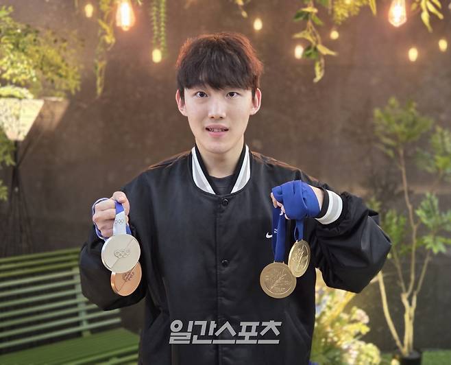쇼트트랙 국가대표 임종인 20일 올림픽 파크텔에서 열린 기자 간담회에서 취재진과 만나 기념 촬영을 하고 있다. 올 시즌 따낸 올림픽 메달 2개(왼쪽)와 세계선수권 메달 2개를 들어보이고 있는 임종언. 김우중 기자