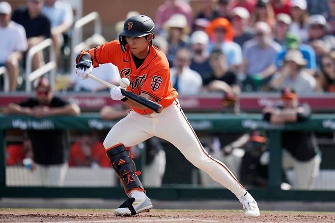 <yonhap photo-1904=""> San Francisco Giants' Jung Hoo Lee, of South Korea, fouls off a bunt attempt during the second inning of a spring training baseball game against the Athletics Monday, Feb. 23, 2026, in Scottsdale, Ariz. (AP Photo/Ross D. Franklin)/2026-02-24 09:34:14/ <저작권자 ⓒ 1980~2026 ㈜연합뉴스. 무단 전재 재배포 금지, AI 학습 및 활용 금지></yonhap>