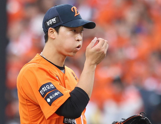 2024년 11월 대형 FA 계약으로 KT를 떠나 한화 유니폼을 입은 엄상백. 한화 제공