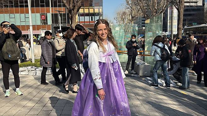 BTS 공연을 찾은 미국인 제니(30)가 중앙일보와 인터뷰하는 모습. 곽주영 기자