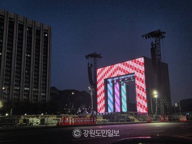 ▲ 21일 서울 광화문 일대에서 열리는 방탄소년단의 ‘BTS 컴백 라이브: ARIRANG’을 앞두고 무대가 설치되고 있다. 김여진 기자