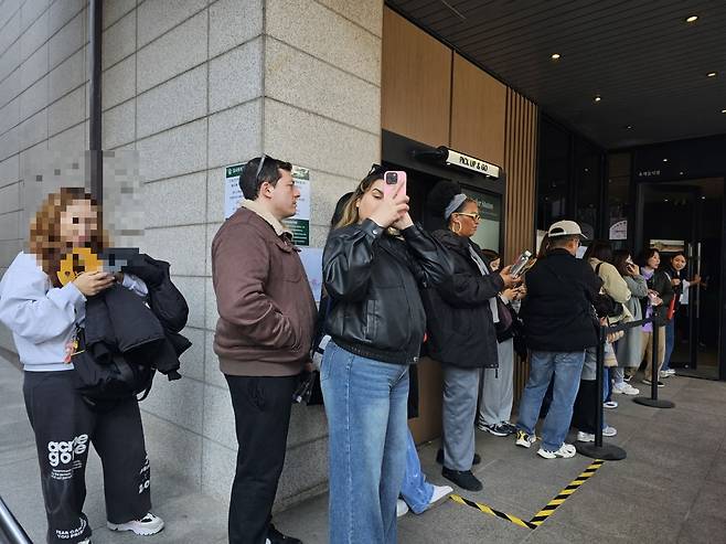 스타벅스 광화문점에 입장하기 위해 20여명이 대기하고 있다. /진영기 기자