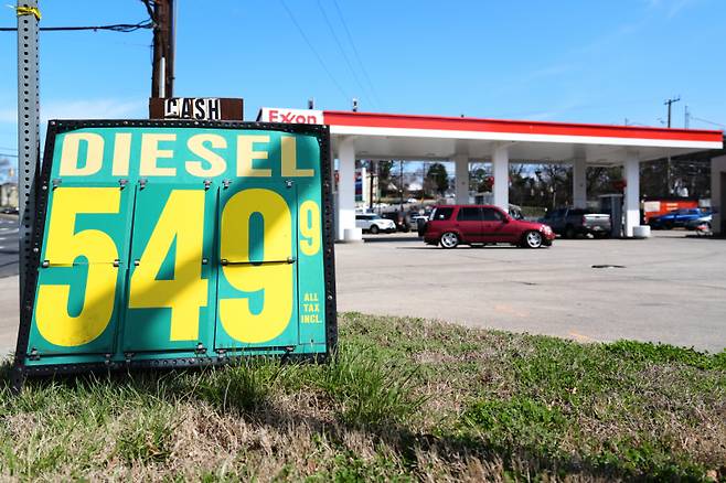 미국은 전략비축유 방출을 병행하고 있다. AP연합