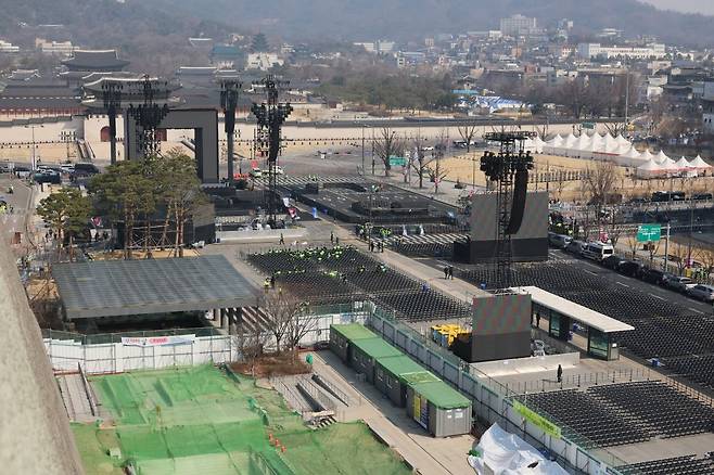 BTS 컴백 공연 당일인 21일 서울 광화문광장 공연장에 팬들을 위한 좌석이 가지런히 설치돼 있다. 연합뉴스