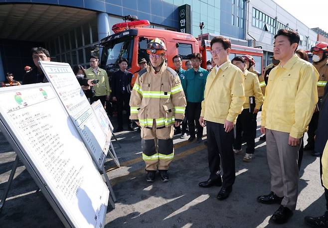 이재명 대통령이 21일 대전 대덕구 안전공업 건물의 대형 화재 현장을 찾아 상황보고를 받고 있다. 연합뉴스