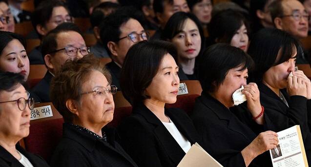 김혜경 여사가 지난 14일 서울 동작구 원불교 소태산기념관에 열린 고 이해찬 전 국무총리 49재에서 추도사를 듣고 있다. 왼쪽부터 한명숙 전 총리, 노무현 전 대통령 부인 권양숙 여사, 김혜경 여사, 이 전 총리 부인 김정옥 여사. 연합뉴스