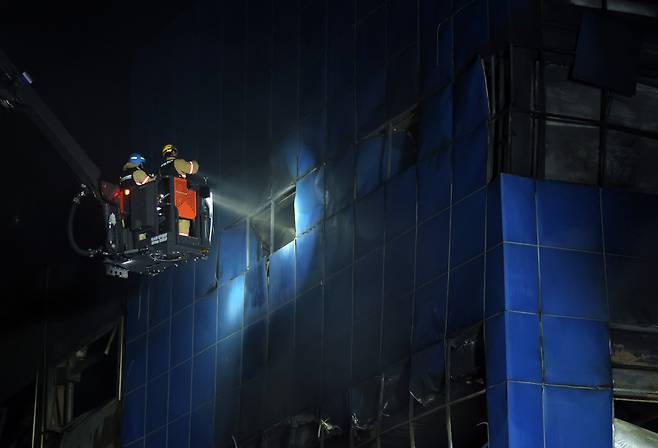 인명수색 나선 소방 / 사진=연합뉴스