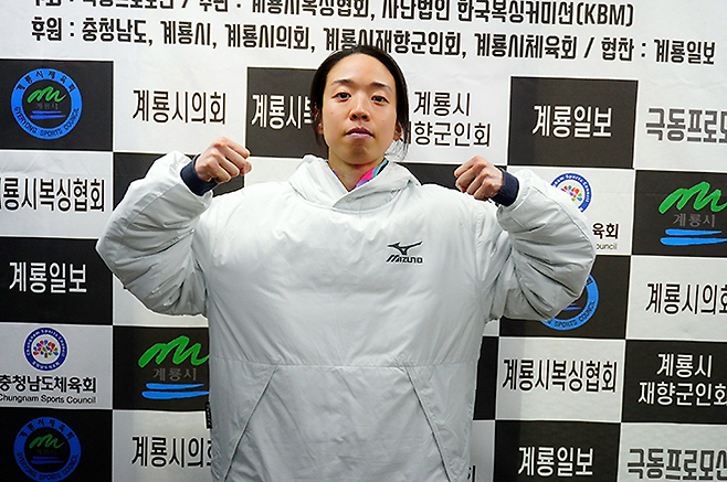 순천향대학교 부속 천안병원 소아청소년과 의사 서려경이 2026년 3월 사단법인 한국복싱커미션 대전충남지회를 겸하는 계룡일보에서 세계복싱협회 여자미니멈급 아시아 챔피언결정전 계체를 통과한 후 기념 촬영을 하고 있다. 사진=KBM