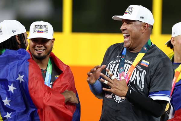 아라에즈가 WBC 우승 시상식에서 동료들과 기쁨을 나누고 있다. 사진= Getty Images/AFP= 연합뉴스 제공