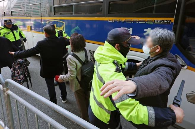 그룹 방탄소년단(BTS) 컴백 공연이 열리는 21일 오후 서울 중구 서울광장 인근에서 공연장 주변 결혼식 하객들이 경찰 기동대 버스에서 내려 핸드스캐너 검사를 받고 있다. 서울경찰청은 이날 오후 3시부터 4시까지 을지로3가역~한국프레스센터 구간에 기동대 버스를 투입해 하객 이동을 지원한다고 밝혔다. /사진=뉴시스.