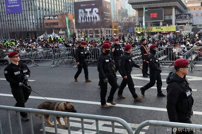 방탄소년단(BTS) 컴백 공연 당일인 21일 서울 종로구 광화문광장에서 경찰특공대가 경계근무를 서고 있다/사진=뉴시스