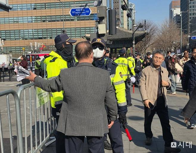 하지만 '철통 통제'에 일상생활의 불편함을 토로하는 시민들의 볼멘소리도 곳곳에서 터져 나왔다. /사진=김성아 기자