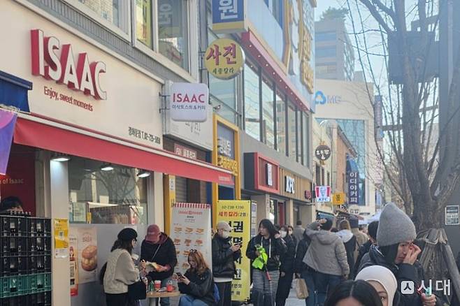 통제 구역에 가게가 묶여버린 일부 상인들은 축제에서 비껴선 채 하루 장사를 통째로 망쳤다. /사진=김성아 기자