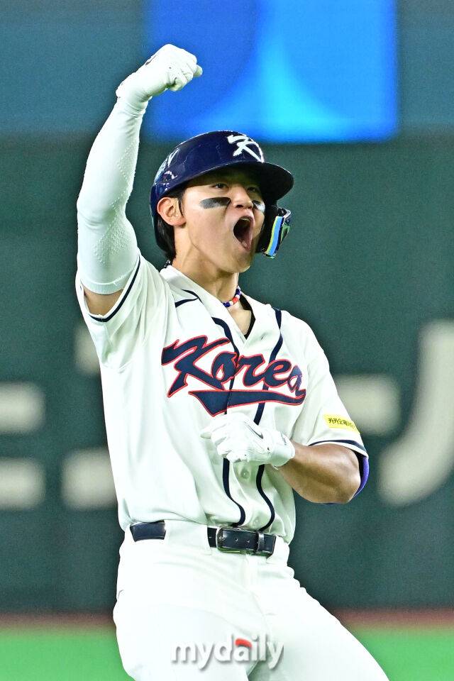 8일 일본 도쿄돔에서 열린 2026 월드 베이스볼 클래식(WBC) 조별리그 한국-대만 경기. 김도영이 8회말 2사 1루에 동점 1타점 2루 적시타를 친 후 기뻐하고 있다./도쿄(일본)=한혁승 기자 hanfoto@mydaily.co.kr
