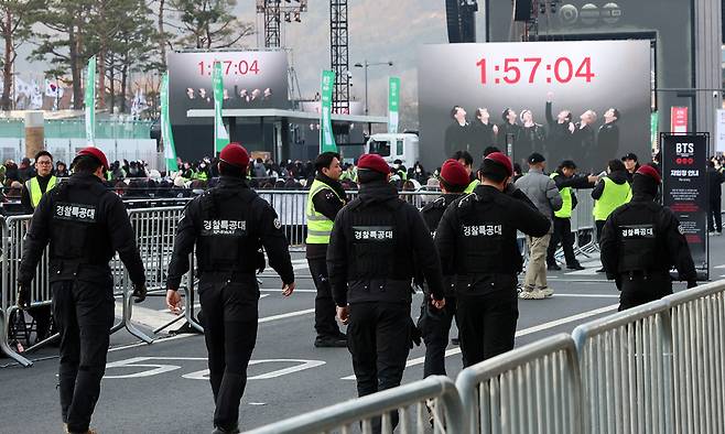 방탄소년단(BTS) 컴백 공연 당일인 21일 서울 종로구 광화문광장에서 경찰특공대가 경계근무를 서고 있다. 뉴시스