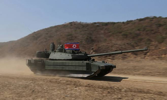 북한의 신형 전차가 주행하고 있다. 노동신문·뉴스1