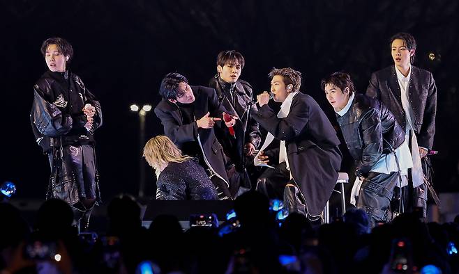 그룹 방탄소년단(BTS)이 21일 서울 광화문 광장에서 정규 5집 '아리랑'(ARIRANG) 발매를 기념해 무료 공연 'BTS 컴백 라이브: 아리랑'(BTS THE COMEBACK LIVE|ARIRANG)을 열고 있다. 연합뉴스