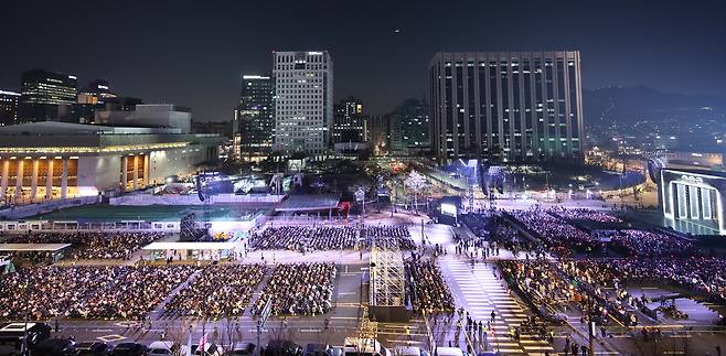 방탄소년단(BTS)이 21일 오후 서울 광화문 광장에서 정규 5집 '아리랑(ARIRANG)' 앨범 발매를 기념해 컴백 무대를 앞둔 가운데 팬들이 공연을 기다리고 있다. 방탄소년단은 오후 8시부터 약 1시간에 걸쳐 신곡과 히트곡 무대를 선사한다. 사진공동취재단