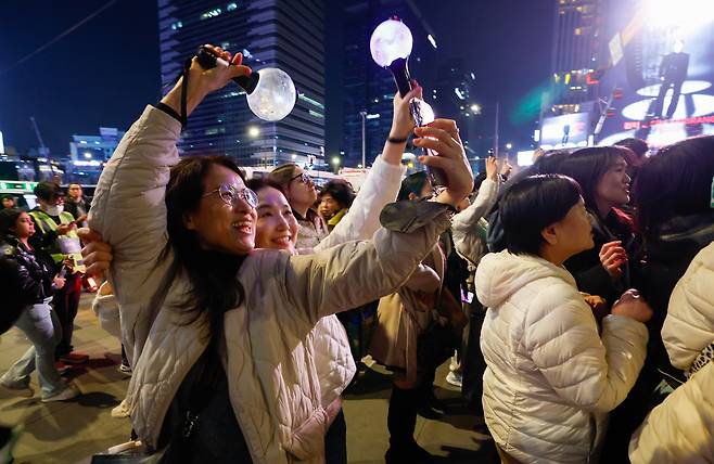 방탄소년단(BTS) 광화문 컴백 공연이 열린 21일 서울 종로구 광화문 광장에서 시민과 외국인 아미(BTS 팬덤 명칭) 등이 공연을 지켜보고 있다.