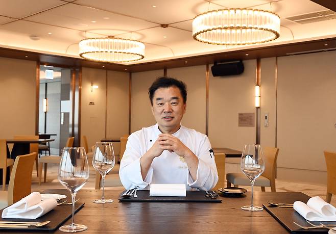 박효남 셰프가 20일 서울시 영등포구 여의도동 FKI타워의 한국경제인협회 비즈니스 다이닝 레스토랑 ‘올빛50’을 소개하고 있다. 오승현 기자