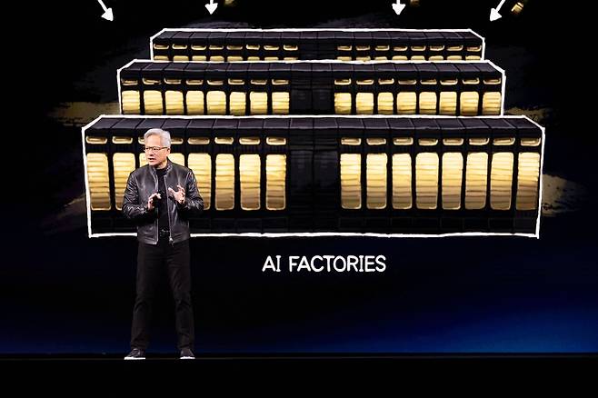 16일(현지시간) 미국 캘리포니아주 새너제이에서 열린 엔비디아 GTC 컨퍼런스에서 젠슨 황 최고경영자(CEO)가 기조연설을 하고 있다. 이번 행사는 AI의 최신 기술 동향과 미래 활용 방안을 집중적으로 다룬다. AFP연합뉴스