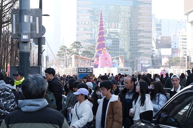 BTS 컴백 콘서트가 열리는 21일 오후 광화문광장 일대가 방문객들로 북적이고 있다. 황동건 기자