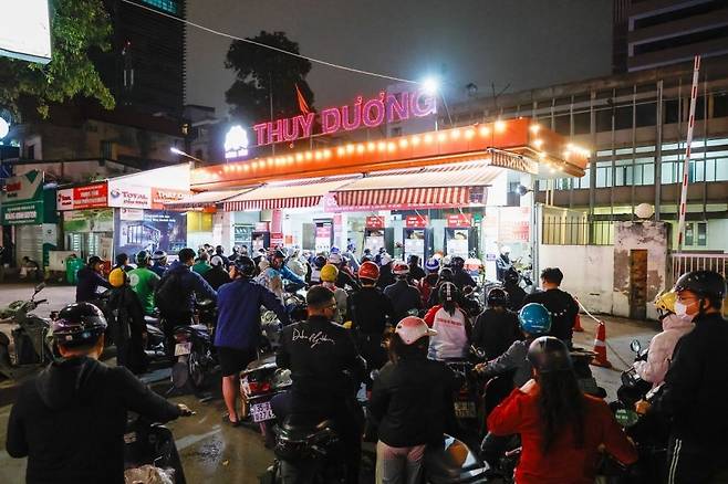 9일(현지시간) 베트남 수도 하노이의 한 주유소에서 기름을 구하려는 오토바이들. EPA 연합뉴스