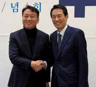 우상호 전 청와대 정무수석(오른쪽)이 2026년 3월 2일 강원도 원주 인터불고호텔에서 열린 자신의 저서 '대통령 이재명과의 동행' 출판기념회에서 이광재 전 강원도지사와 기념 촬영을 하고 있다. 뉴시스