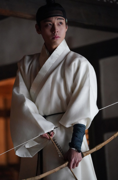 장항준 감독의 영화 ‘왕과 사는 남자’에 단종 이홍위 역으로 출연한 배우 박지훈 연기장면. 사진 ㈜쇼박스