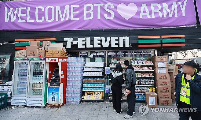 BTS 특수 노리는 시내 편의점 (서울=연합뉴스) 한종찬 기자 = 그룹 방탄소년단(BTS)이 정규 5집 '아리랑'(ARIRANG) 발매를 기념해 무료 공연 'BTS 컴백 라이브: 아리랑'(BTS THE COMEBACK LIVE|ARIRANG)을 여는 21일 서울 광화문 광장 인근 편의점에 각종 물품이 다량 구비되어 있다. 2026.3.21 saba@yna.co.kr