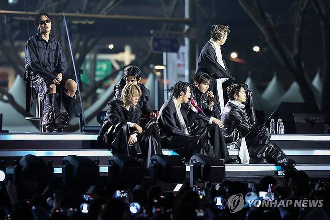 돌아온 방탄소년단 (서울=연합뉴스) 서대연 기자 = 그룹 방탄소년단(BTS)이 21일 서울 광화문 광장에서 정규 5집 '아리랑'(ARIRANG) 발매를 기념해 무료 공연 'BTS 컴백 라이브: 아리랑'(BTS THE COMEBACK LIVE|ARIRANG)을 열고 있다. 2026.3.21 dwise@yna.co.kr