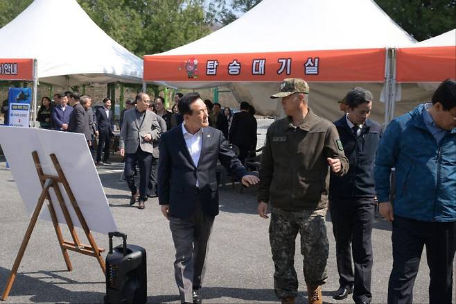 헬기 탑승 체험 프로그램에 대한 사전 안전 점검 및 리허설을 위해 참석한 백성현 논산시장(사진 앞줄 왼쪽)이 이보령 육군항공학교장(사진 앞줄 왼쪽 두번째)과 대화를 나누고 있다.(사진=논산시 제공)