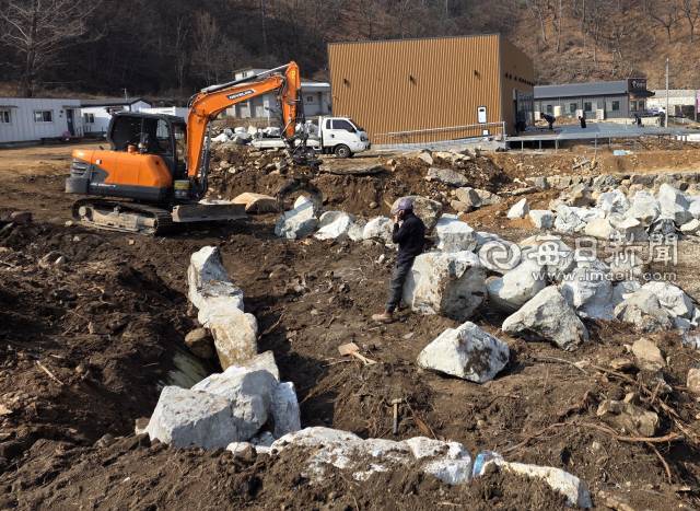 지난해 산불로 대부분 무너진 청송 달기약수터 상가들. 19일 오전 이제 곳곳에 땅을 다지고 새롭게 건물을 지으려고 한창 굴삭기 등이 작업을 진행하고 있었다. 전종훈 기자