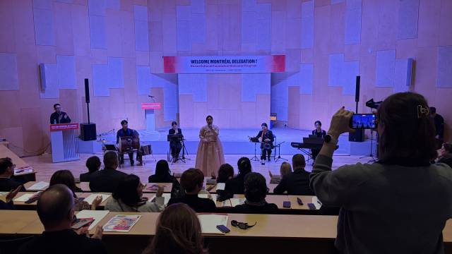 ‘2026 몬트리올 문화창조산업 사절단’이 지난 19일 F1963 내 고려제강 기념관에서 열린 부산의 젊은 국악 단체 ‘탈피’ 공연을 지켜보고 있다. 김은영 기자 key66@