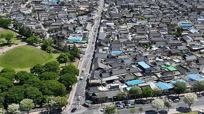 ▲ 경주 활리단길이 최근 매매가는 물론 임대료 마저 가파르게 상승하면서 대책 마련이 필요하다는 목소리가 높다, 사진은 황리단길 항공사진. 경주시