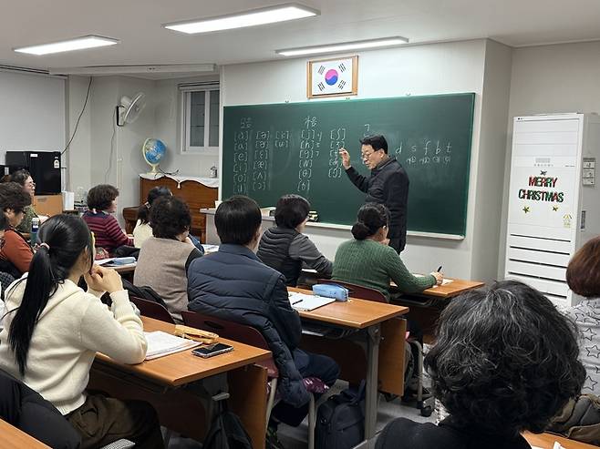지난 19일 오후 7시쯤 찾은 경주 한림야간학교에서 학습자들이 고등학력인정 과정 영어수업을 듣고 있다. 구경모기자
