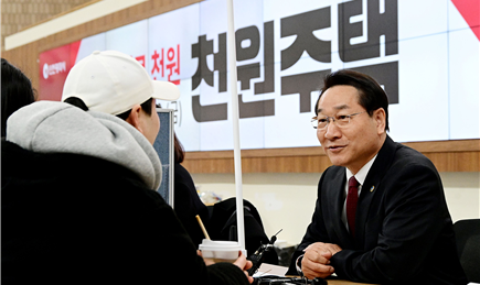 유정복 인천시장이 지난 20일 천원주택 예비입주자 모집 신청접수를 받고 있다. 인천시 제공