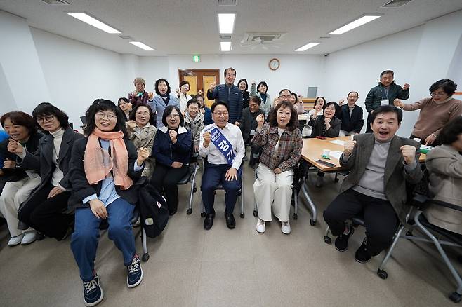 강기정 전남광주특별시장 예비후보가 20일 북구 임동 광주사회복지회관에서 중장년 일자리 정책을 설명한 후 참석자들과 기념촬영을 하고 있다. /사진=강기정 캠프