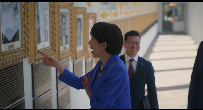 미국 백악관이 공개한 사진. 다카이치 총리가 조 바이든 전 대통령의 '오토펜' 사진을 보고 웃고 있는 모습
미 백악관 영상 캡처