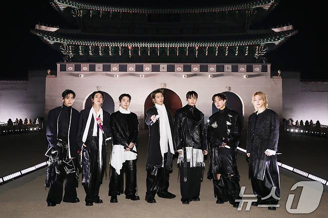 방탄소년단(BTS)이 21일 서울 광화문광장에서 컴백 기념 공연인 'BTS 컴백 라이브: 아리랑'을 펼치기에 앞서 포즈를 취하고 있다. (빅히트 뮤직/넷플릭스 제공. 재판매 및 DB 금지) 2026.3.21 ⓒ 뉴스1