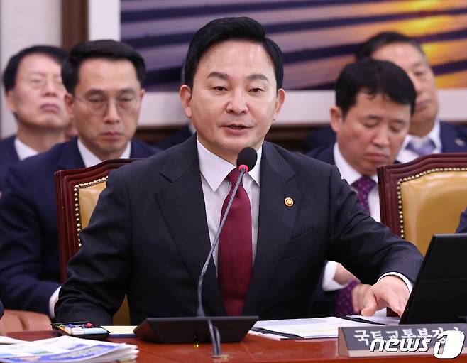 원희룡 국토교통부 장관이 2023년 10월 10일 서울 여의도 국회에서 열린 국토교통위원회 국정감사에서 '양평고속도로 노선 변경'과 관련한 의원들의 질의에 답변하고 있다. 2023.10.10 ⓒ 뉴스1 송원영 기자