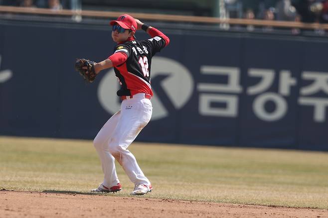 KIA 정현창이 21일 서울 잠실구장에서 열린 2026 KBO리그 시범경기 두산전에서 수비하고 있다. 사진 | KIA 타이거즈
