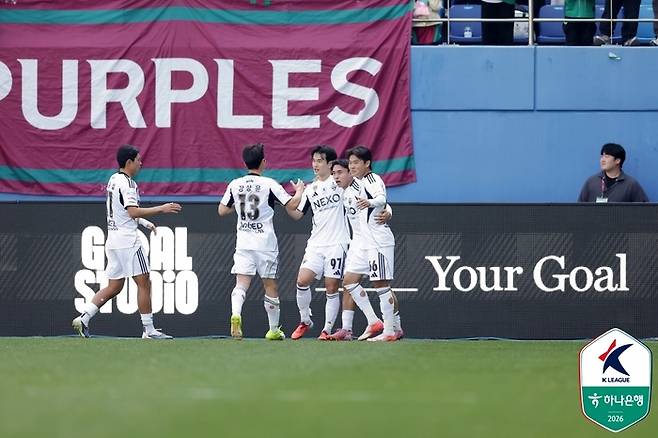 전북 이동준(오른쪽에서 두 번째)이 21일 대전전에서 득점 후 기쁨을 동료들과 나누고 있다. 사진 | 한국프로축구연맹