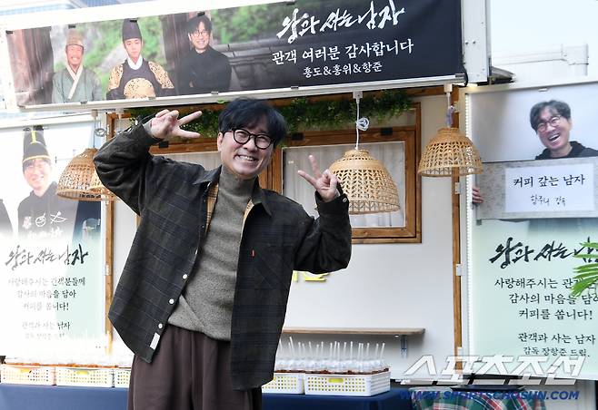 영화 '왕과 사는 남자'가 관객 1200만명을 돌파한 가운데 장항준 감독이 12일 낮 서울 중구 프레스센터 앞 광장에서 흥행감사 커피차 이벤트를 열었다. 감사 인사를 전하는 장항준 감독. 정재근 기자 cjg@sportschosun.com/2026.3.12/