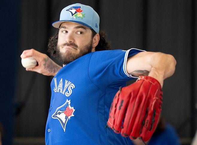 Toronto Blue Jays pitcher Cody Ponce throws during spring training baseball workouts, Friday, Feb. 13, 2026, in Dunedin, Fla. (Frank Gunn/The Canadian Press via AP) MANDATORY CREDIT
<저작권자(c) 연합뉴스, 무단 전재-재배포, AI 학습 및 활용 금지>
