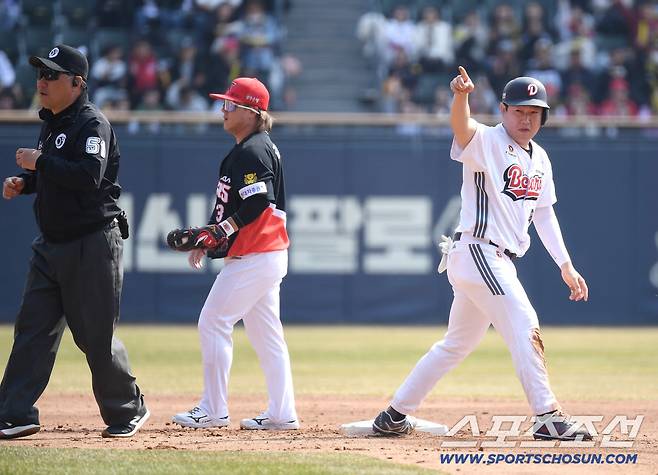 22일 잠실구장에서 열린 KBO리그 두산과 KIA의 시범 경기. 4회말 무사 1, 2루. 김인태 외야플라이 타구 때 1루주자 양의지가 2루까지 달려 세이프되고 있다. 잠실=송정헌 기자songs@sportschosun.com/2026.03.22/