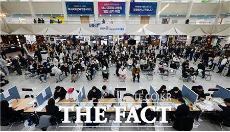 지난 16일 인천시청 중앙홀에서 천원주택 예비입주자들이 접수 순번을 기다리고 있다. /인천시